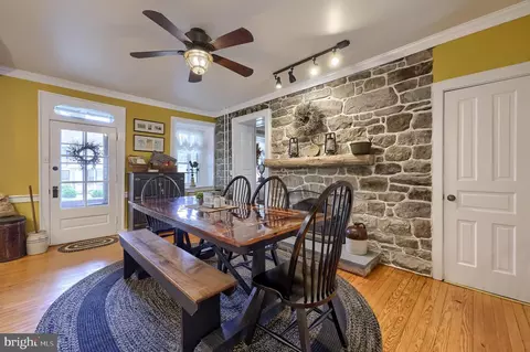 Dining - 335 N Clay Rd, Lititz, PA 17543 photo 3 of 4