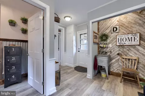 Entry Way - 335 N Clay Rd, Lititz, PA 17543 photo 15 of 27