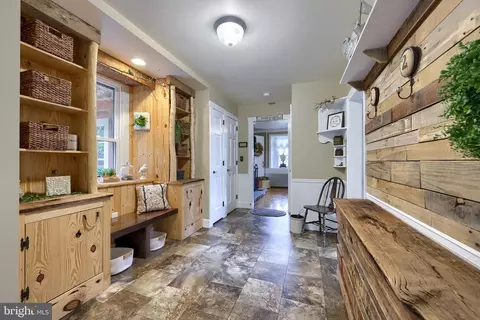 Entry Way - 335 N Clay Rd, Lititz, PA 17543 photo 9 of 27