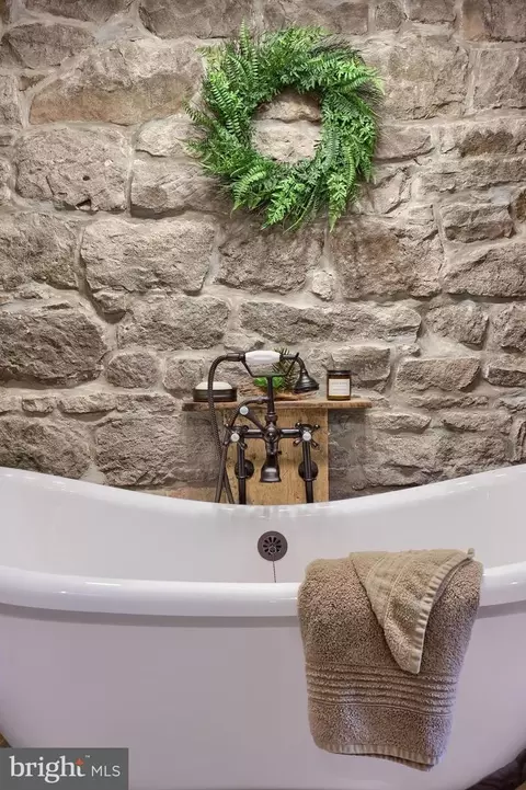 Bath - 335 N Clay Rd, Lititz, PA 17543 photo 7 of 10