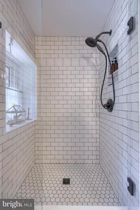 Bath - 335 N Clay Rd, Lititz, PA 17543 photo 3 of 10