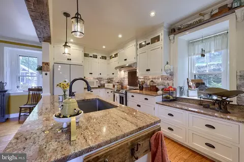 Kitchen - 335 N Clay Rd, Lititz, PA 17543 photo 5 of 7