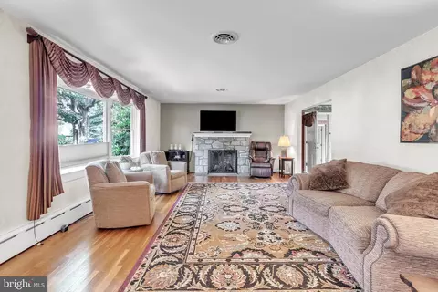 629 S Spruce St, Lititz, PA 17543 photo 4