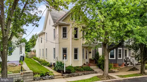 53 Front St, Lititz, PA 17543