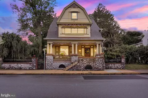 140 S Charlotte St, Manheim, PA 17545