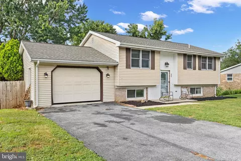 Exterior - 111 Oxford Dr, Lititz, PA 17543 photo 2 of 9