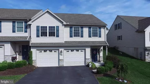 47 Woodsedge Dr, Elizabethtown, PA 17022