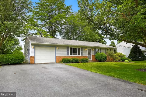 818 Lakeview Dr, Lancaster, PA 17601