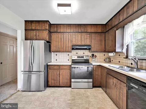 Kitchen - 301 Owl Hill Rd, Lititz, PA 17543 photo 3 of 3