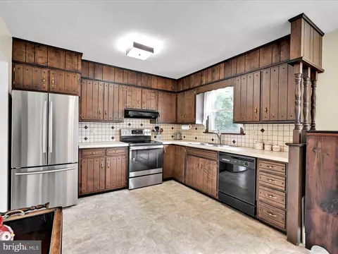 Kitchen - 301 Owl Hill Rd, Lititz, PA 17543 photo 2 of 3