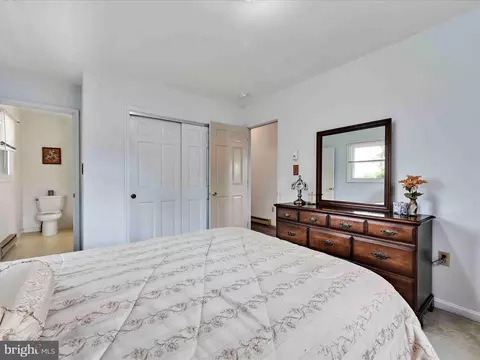 Bedroom - 301 Owl Hill Rd, Lititz, PA 17543 photo 2 of 4