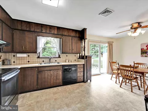 Kitchen - 301 Owl Hill Rd, Lititz, PA 17543 photo 1 of 3
