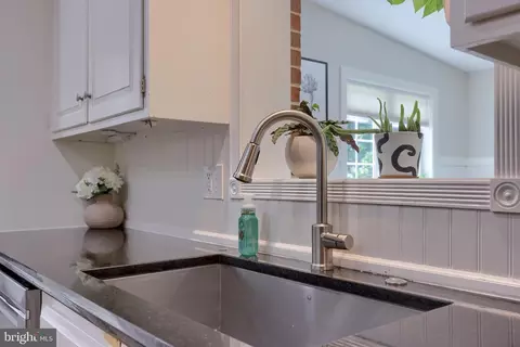 Kitchen - 24 Brookwood Dr, Lititz, PA 17543 photo 4 of 7
