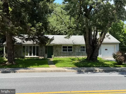 839 S State St, Ephrata, PA 17522