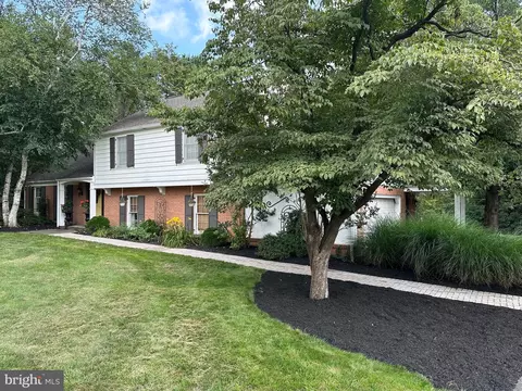 1354 Country Club Dr, Lancaster, PA 17601