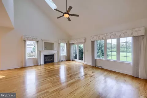 Living - 1028 Laureldale Dr, Lititz, PA 17543 photo 2 of 10