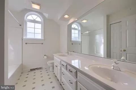 Bath - 1028 Laureldale Dr, Lititz, PA 17543 photo 1 of 4