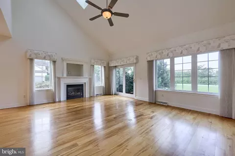 Living - 1028 Laureldale Dr, Lititz, PA 17543 photo 6 of 10