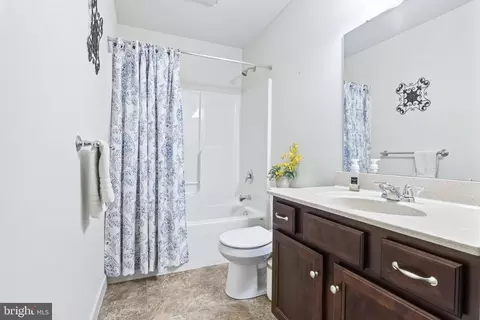 Entry Way - 5263 Oak Leaf Dr, Mount Joy, PA 17552 photo 2 of 5