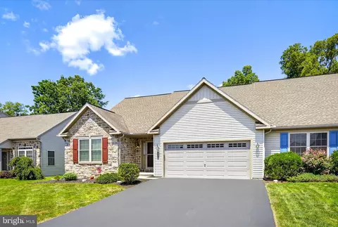 5263 Oak Leaf Dr, Mount Joy, PA 17552