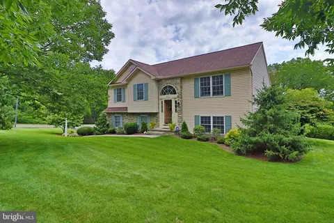 523 Meadowlark Ln, Manheim, PA 17545
