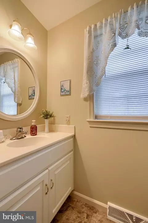 Bath - 23 Field Ln, Lititz, PA 17543 photo 4 of 5