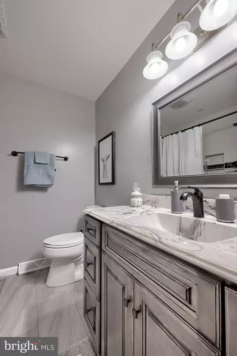 Bath - 23 Field Ln, Lititz, PA 17543 photo 2 of 5