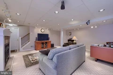 Living - 23 Field Ln, Lititz, PA 17543 photo 3 of 4