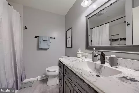 Bath - 23 Field Ln, Lititz, PA 17543 photo 1 of 5