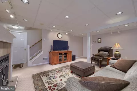 Living - 23 Field Ln, Lititz, PA 17543 photo 4 of 4