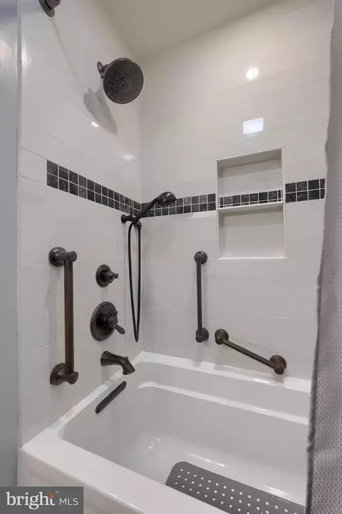 Bath - 23 Field Ln, Lititz, PA 17543 photo 3 of 5