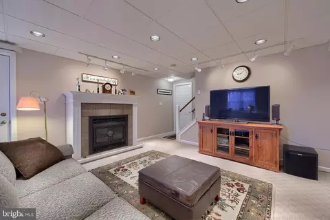 Living - 23 Field Ln, Lititz, PA 17543 photo 2 of 4