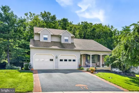 19 Manor Oaks Dr, Millersville, PA 17551