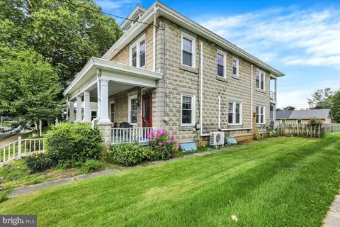 47 W Lincoln Ave, Lititz, PA 17543 photo 2