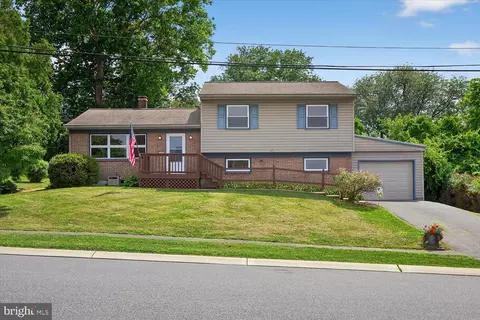 102 Broadmoor Dr, Willow Street, PA 17584