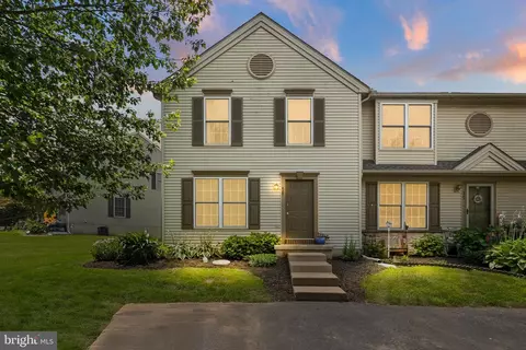 427 Banyan Circle Dr, Lancaster, PA 17603