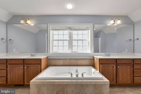 Bath - 2717 Kreider Rd, Lititz, PA 17543 photo 2 of 2