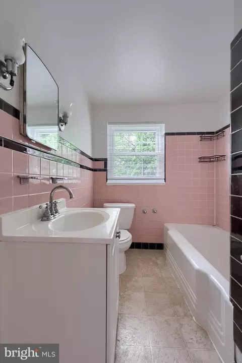 Bath - 309 E 2nd Ave, Lititz, PA 17543 photo 1 of 1