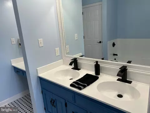 Bath - 106 Hammersmith Ln, Lititz, PA 17543 photo 3 of 4