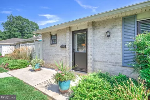 41 Valleybrook Dr, Lancaster, PA 17601