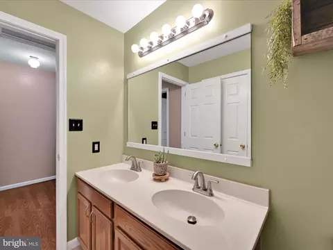 Bath - 52 Brookfield Rd, Lititz, PA 17543 photo 2 of 3