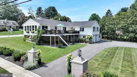 402 Spring Dr, Millersville, PA 17551