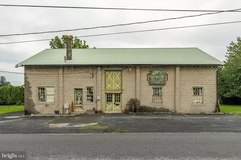 30 S Hershey Ave, Leola, PA 17540