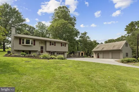 562 Walnut Hill Rd, Millersville, PA 17551