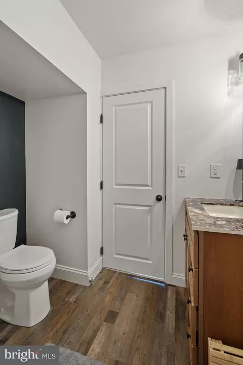 Bath - 261 Park Ave, Lititz, PA 17543 photo 2 of 2