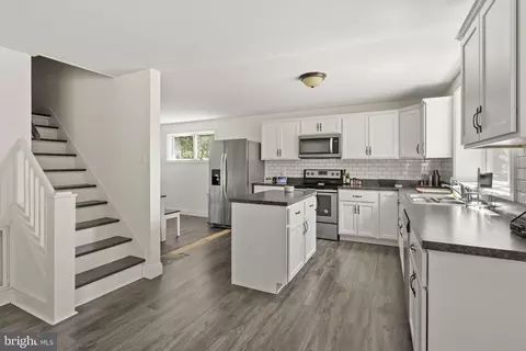 Kitchen - 261 Park Ave, Lititz, PA 17543 photo 2 of 3