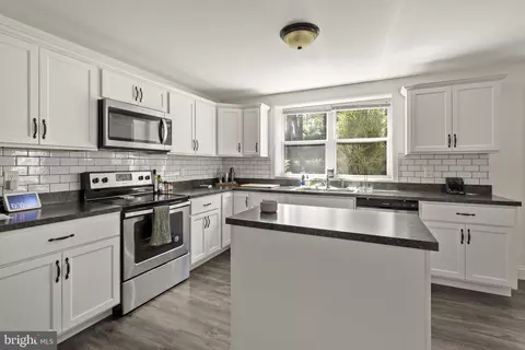 Kitchen - 261 Park Ave, Lititz, PA 17543 photo 3 of 3