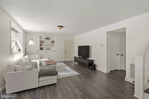 Living - 261 Park Ave, Lititz, PA 17543 photo 1 of 2