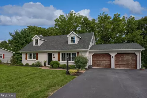 246 Hickory Dr, Lititz, PA 17543 photo 2