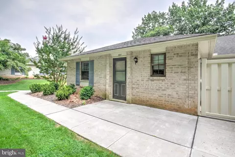 397 Valleybrook Dr, Lancaster, PA 17601
